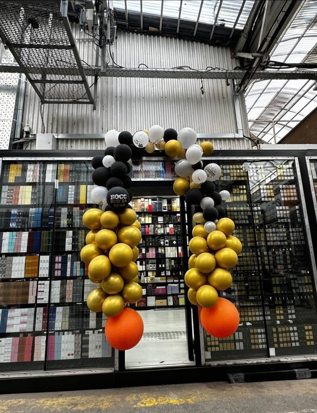 магазин,разнокалиберная гирлянда из шаров,украшение,бутик,шары арка
