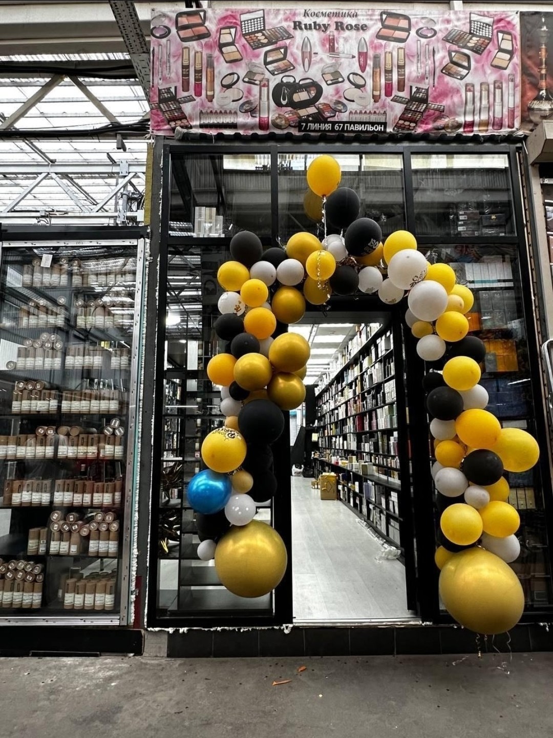 магазин,разнокалиберная гирлянда из шаров,украшение,бутик,шары арка