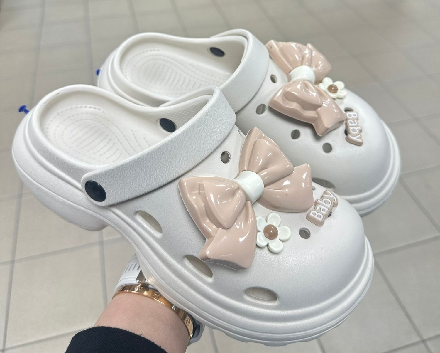 кроксы с жемчужинами,украшение для кроксов,,кроксы для девочки с украшениями, женская