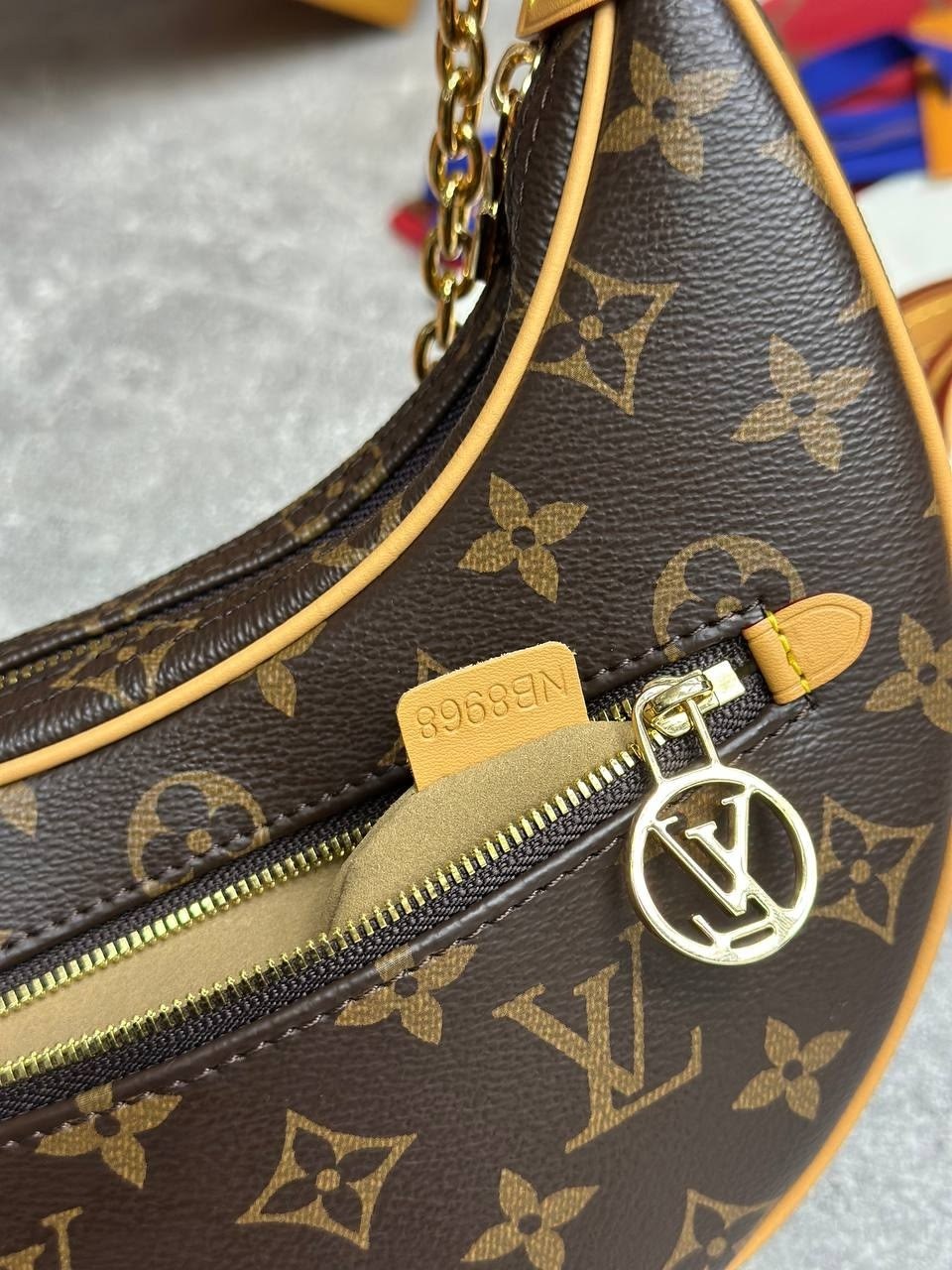 женская сумка louis vuitton,cумка louis vuitton,сумка луи виттон полумесяц,louis vuitton сумка на плечо,сумка луи виттон