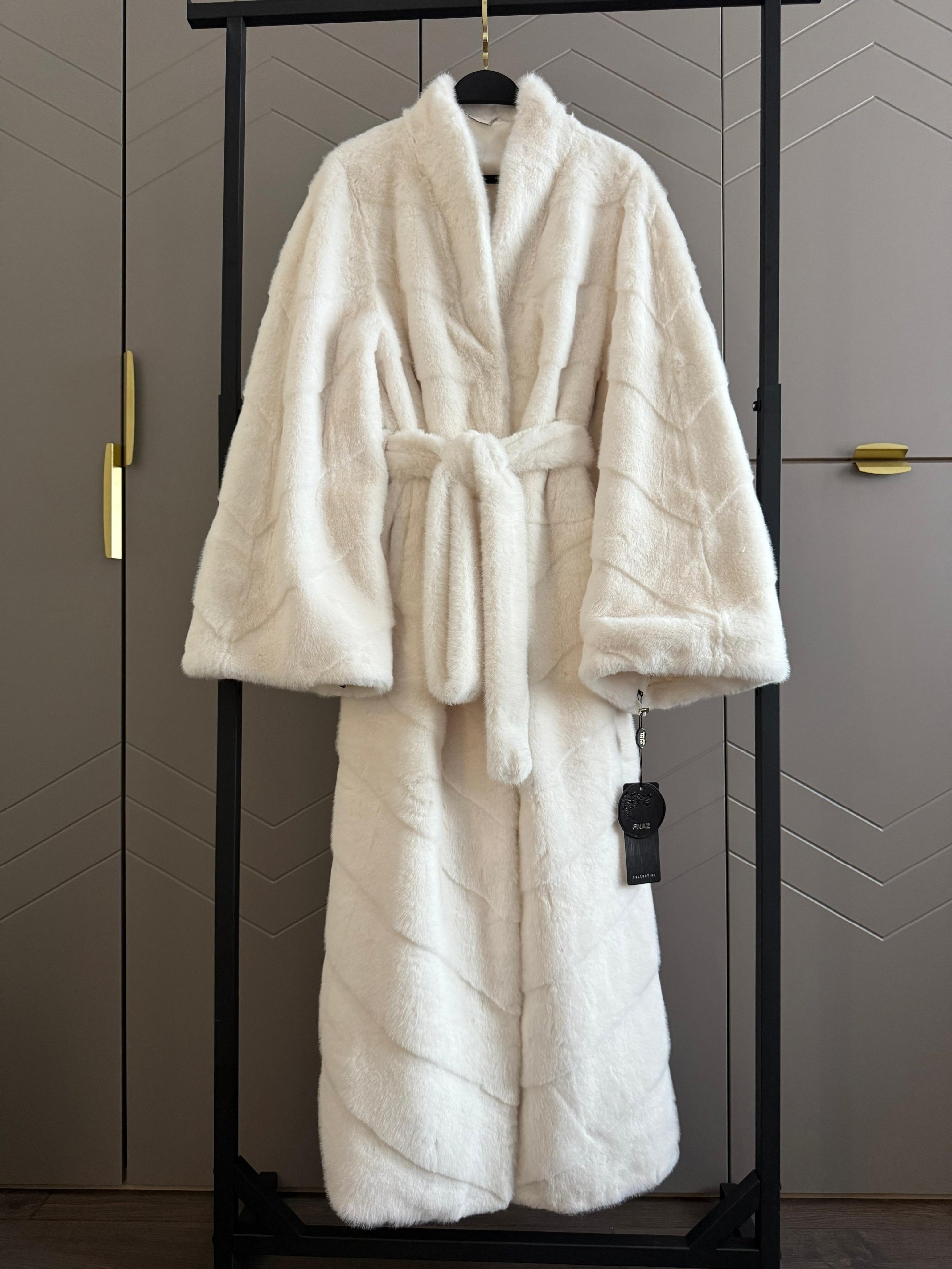 шуба искусственная,элегантные шубы,шуба белая,шуба из эко меха,длинная шуба