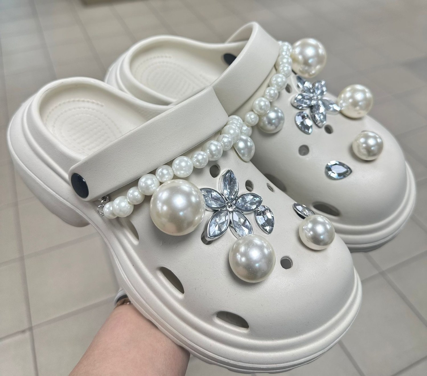 кроксы с жемчужинами,украшение для кроксов,,кроксы для девочки с украшениями, женская