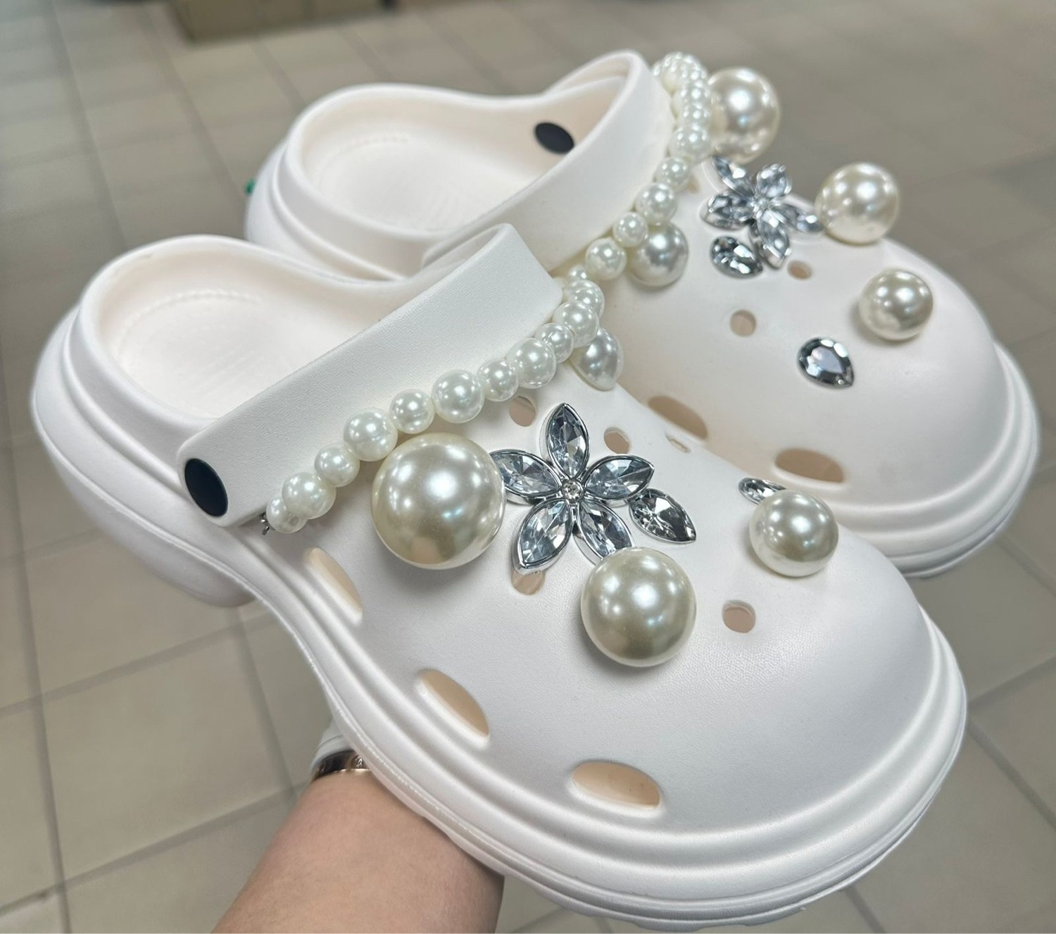 кроксы с жемчужинами,украшение для кроксов,,кроксы для девочки с украшениями, женская
