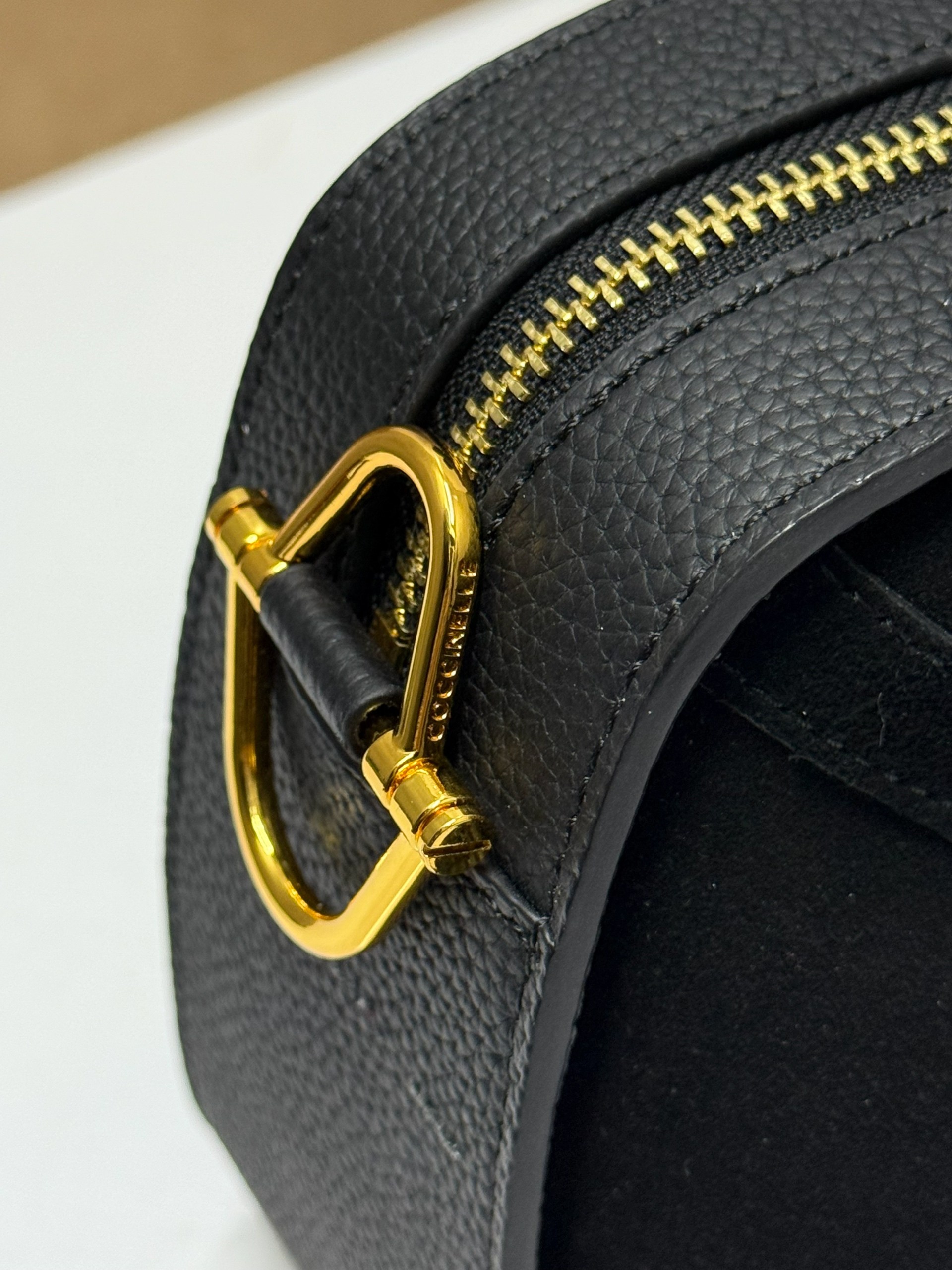 сумка coccinelle,сумка,женская сумка coccinelle,сумка женские,сумка замшевая