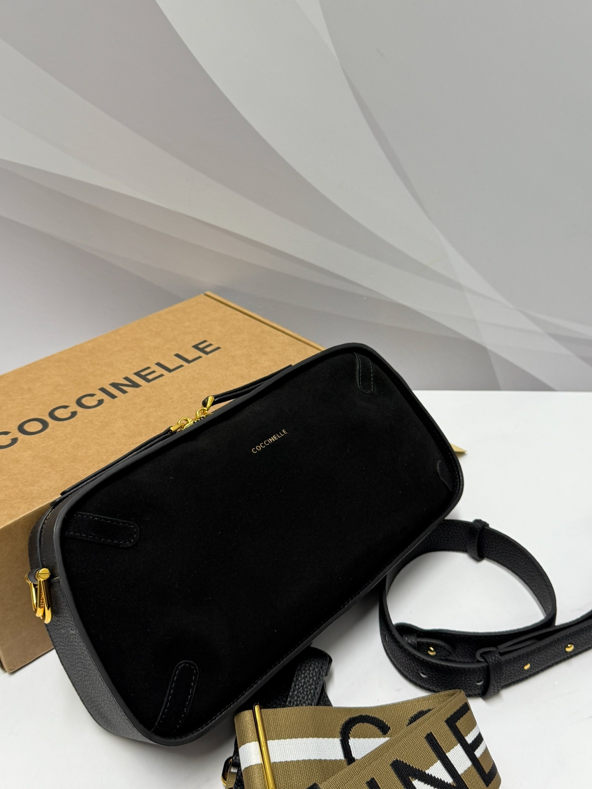 сумка coccinelle,сумка,женская сумка coccinelle,сумка женские,сумка замшевая