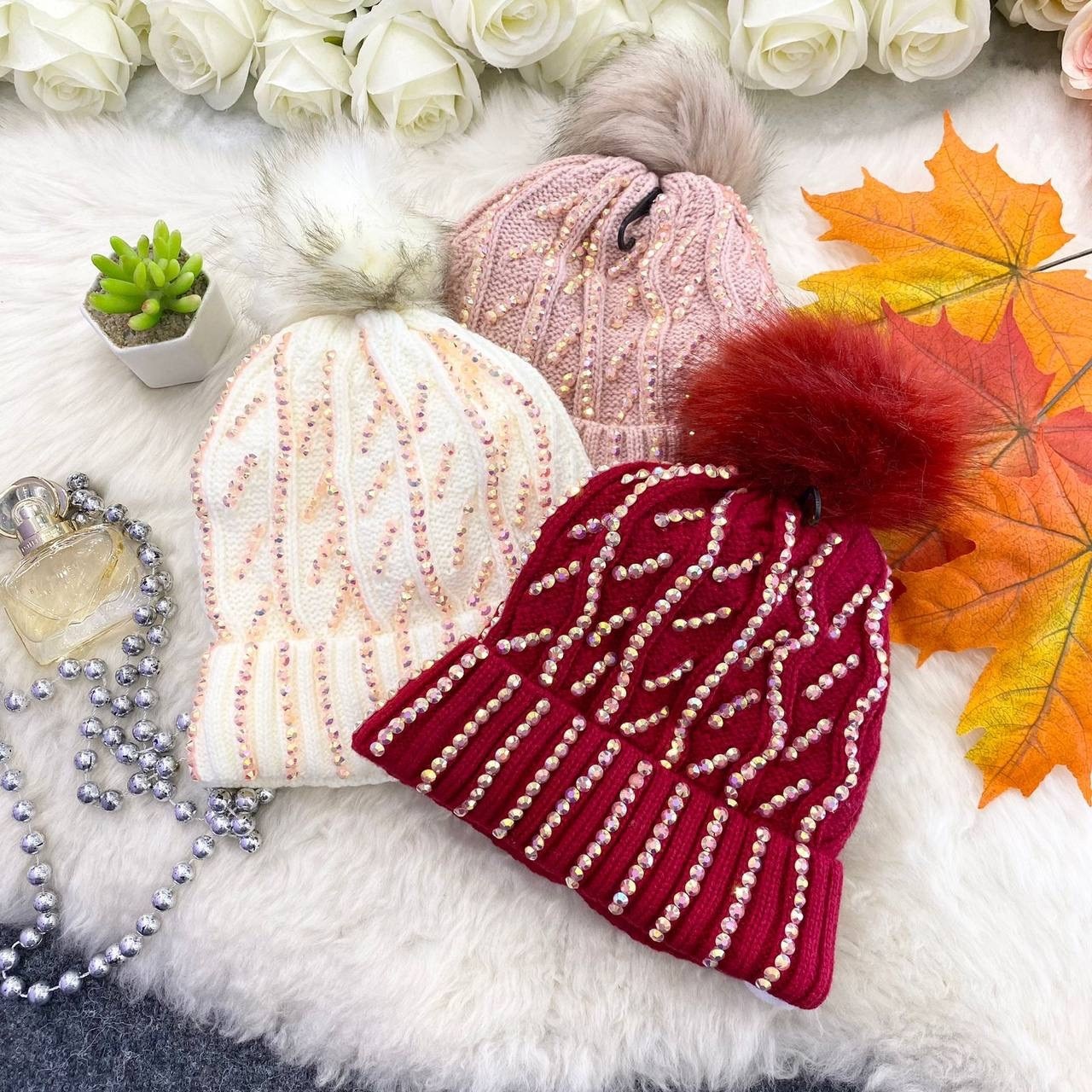 шапка зимняя женская вязаная с помпоном,шапка вязаная с помпон,шапка с помпонами,вязаная шапка,белая зимняя вязаная шапка