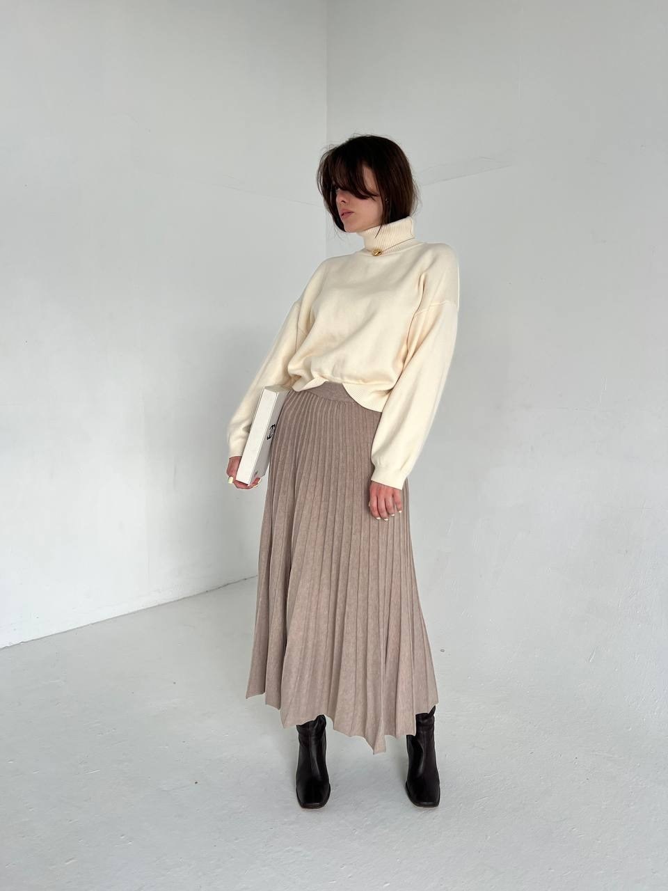 юбка плиссе,джемпер бежевый,бежевая юбка,трикотажная юбка,юбка плиссе остин
