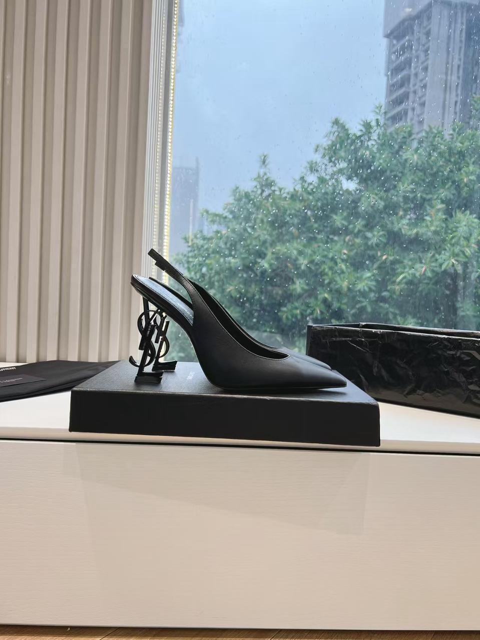 saint laurent туфли,туфли yves saint laurent,босоножки ив сен лоран с каблуком логотипом,босоножки saint laurent,туфли ив сен лоран с каблуком логотипом