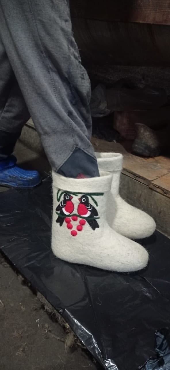 валенки со снегирями,расписные валенки,вышивка на валенках,валенки валенки,зимние валенки