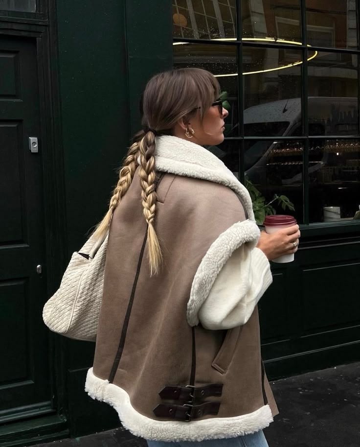 жилетка дубленка,стильная жилетка,жилетка женская,меховая жилет,жилет женский