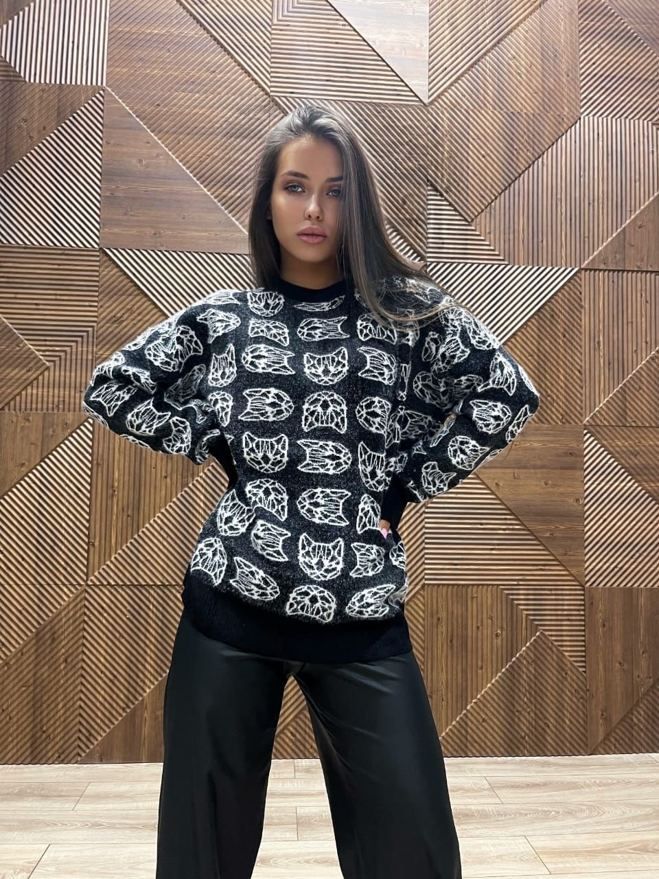 свитер вязаный шерстяной с принтом,кожаные штаны,свитшот вязаный,стильный свитер