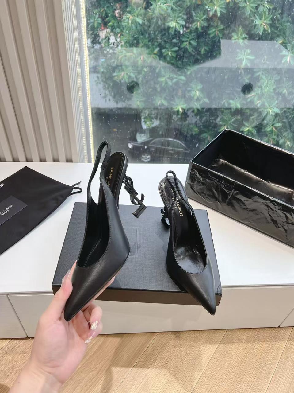 saint laurent туфли,туфли yves saint laurent,босоножки ив сен лоран с каблуком логотипом,босоножки saint laurent,туфли ив сен лоран с каблуком логотипом