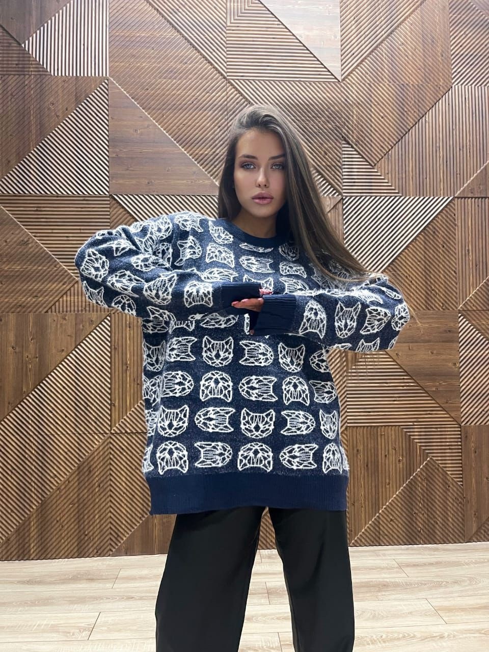 свитер вязаный шерстяной с принтом,кожаные штаны,свитшот вязаный,стильный свитер