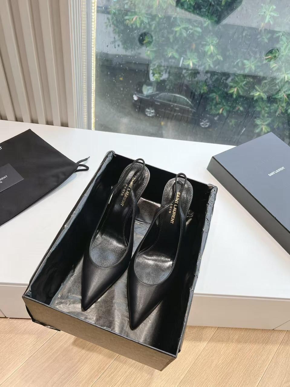 saint laurent туфли,туфли yves saint laurent,босоножки ив сен лоран с каблуком логотипом,босоножки saint laurent,туфли ив сен лоран с каблуком логотипом