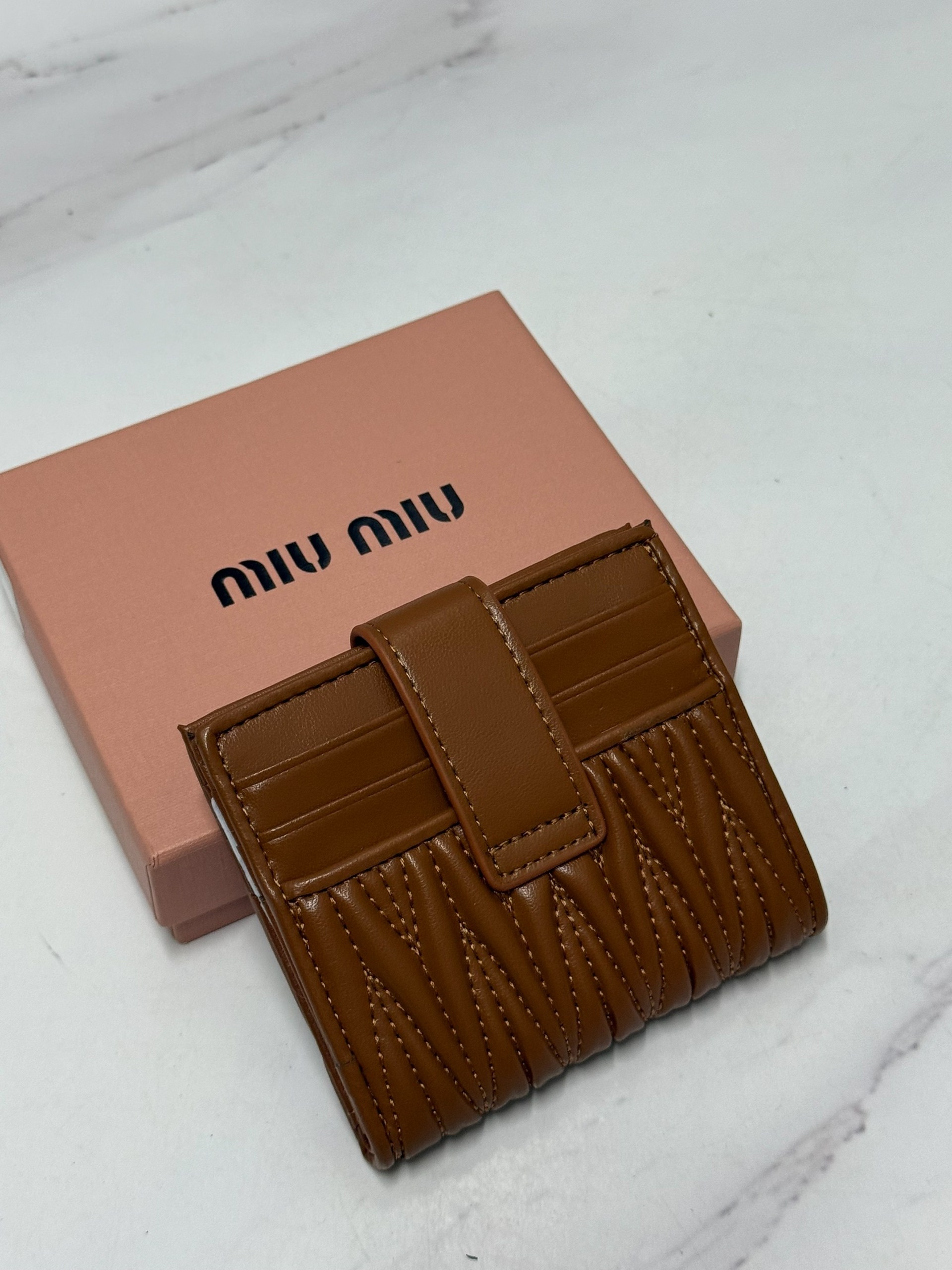 кошелек miu miu,женские кошельки,кошелек визитница,модные кошельки,компактный кошелек