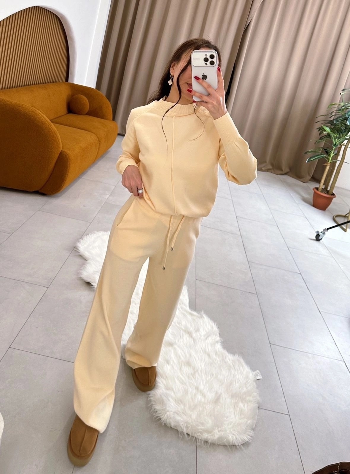 костюм бежевый,костюм с брюками,трикотажные костюмы,костюм молочный,костюмы брючный