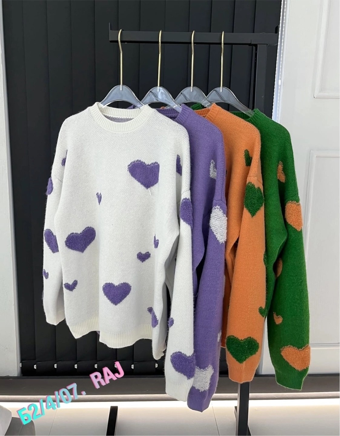 свитер сердечки,свитер оверсайз с сердечками,свитер молодежный,джемпер с сердечками,свитер