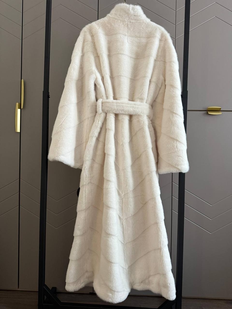 шуба искусственная,элегантные шубы,шуба белая,шуба из эко меха,длинная шуба