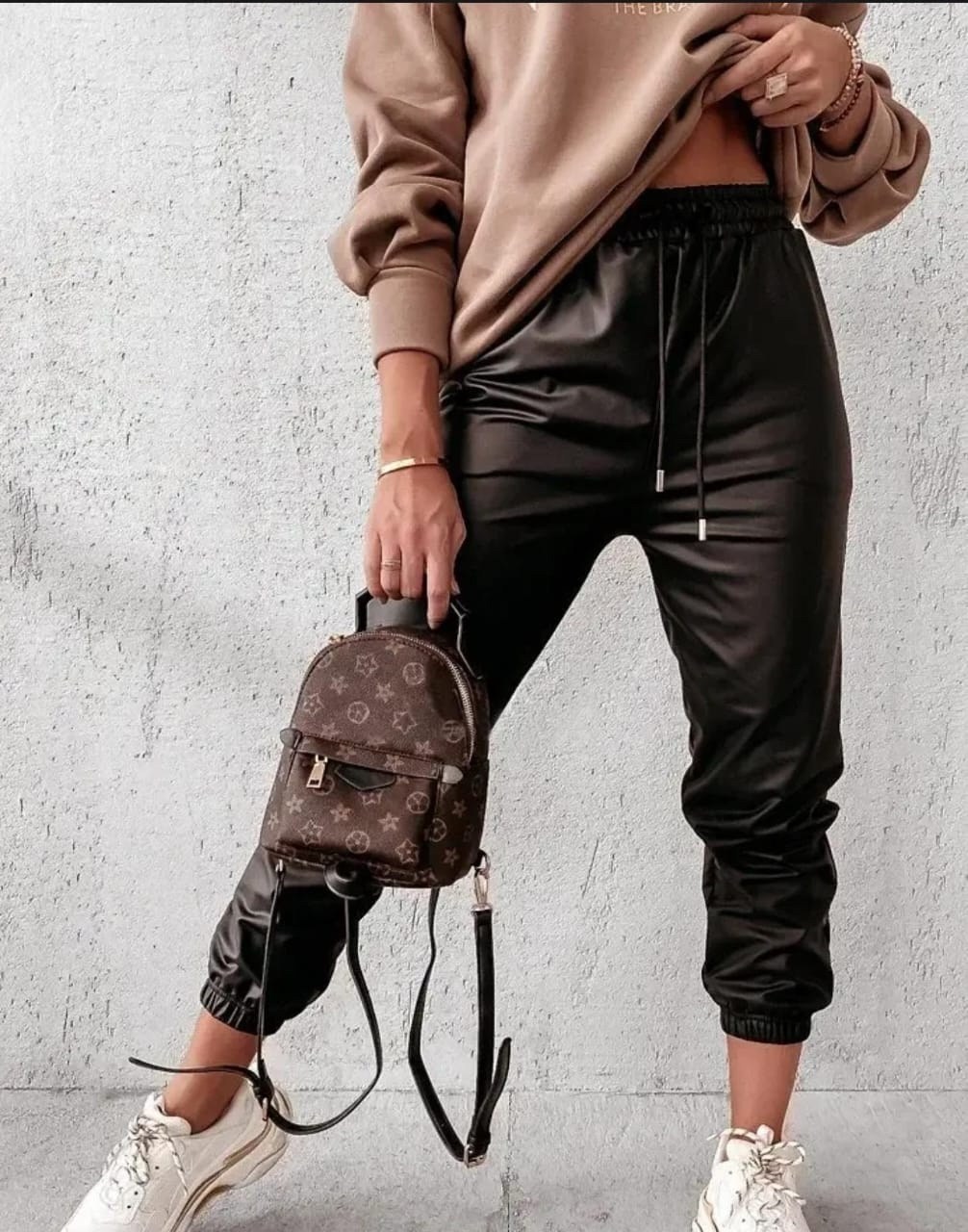 кожаные женские джоггеры,джоггеры женские экокожа,кожаные брюки,кожаные штаны,брюки кожаные джоггеры из экокожи