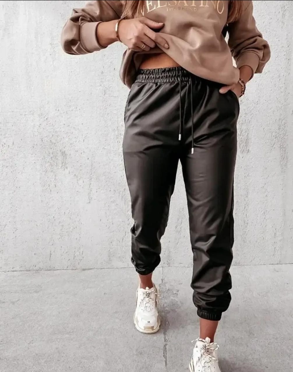 кожаные женские джоггеры,джоггеры женские экокожа,кожаные брюки,кожаные штаны,брюки кожаные джоггеры из экокожи