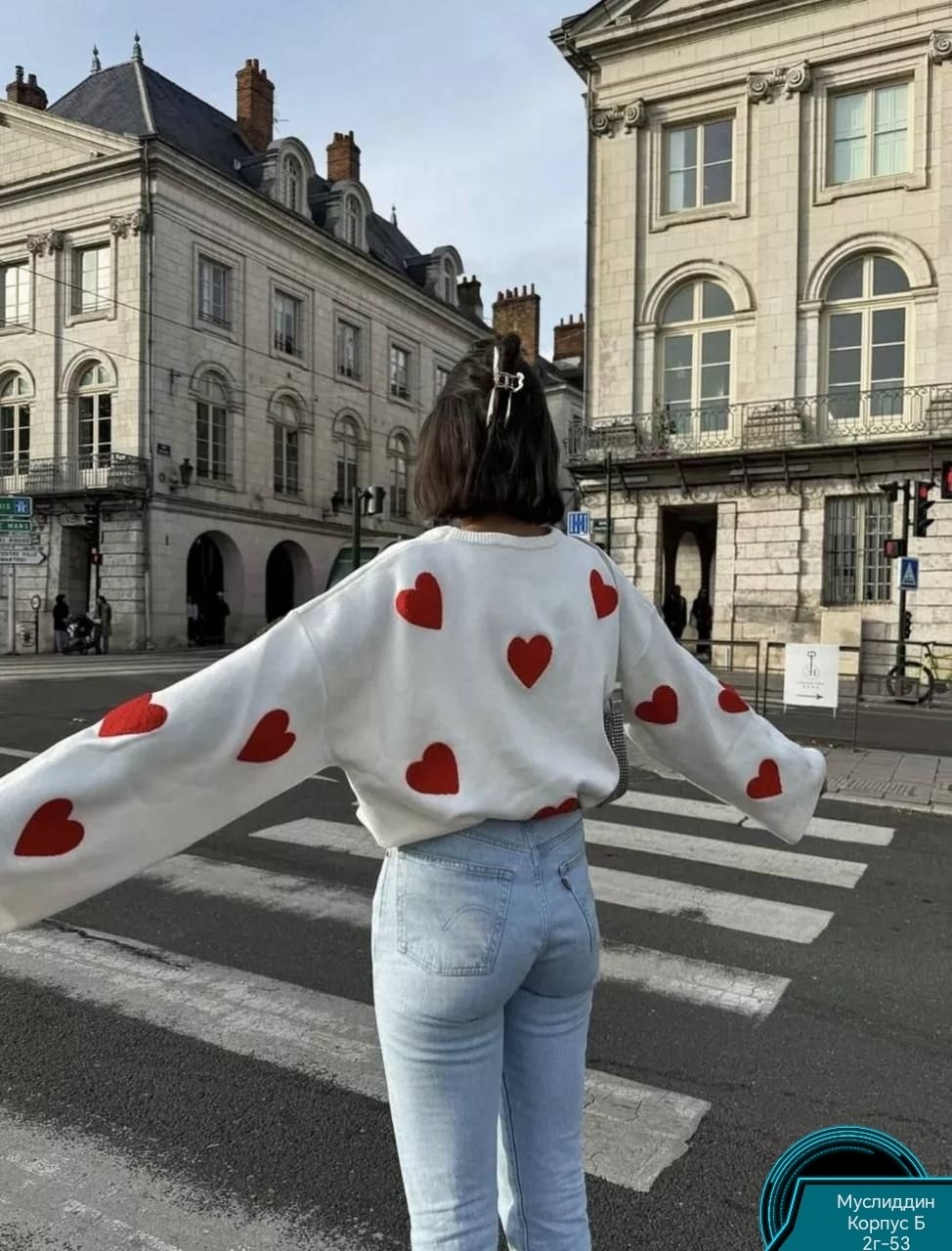 свитер оверсайз с сердечками,уютный свитер,свитер оверсайз с сердцами,свитер с сердечками,модные свитера