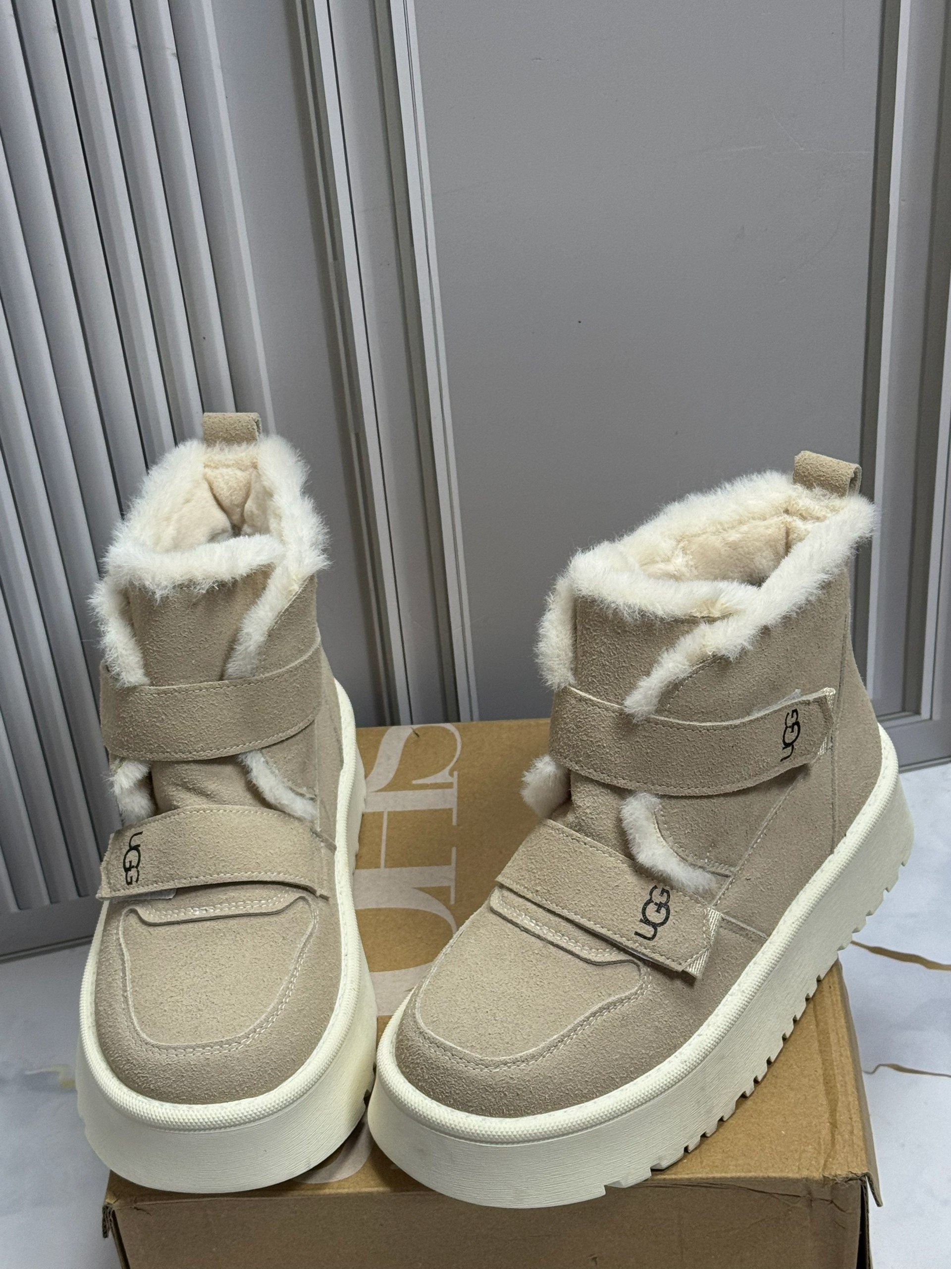 угги женские,кроссовки угги зимние с натуральным мехом ugg,угги женские ugg,зимняя женская ,