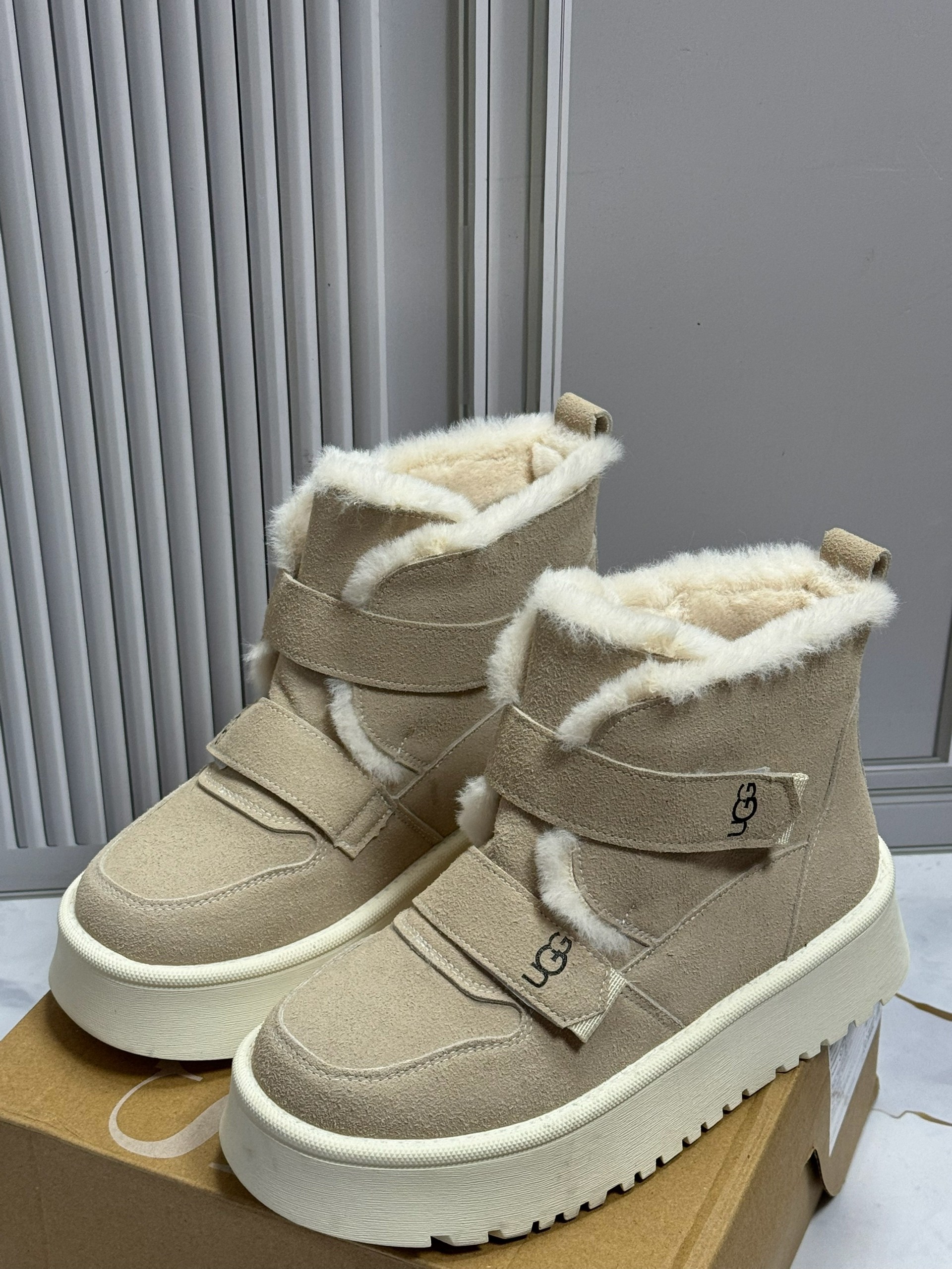 угги женские,кроссовки угги зимние с натуральным мехом ugg,угги женские ugg,зимняя женская ,