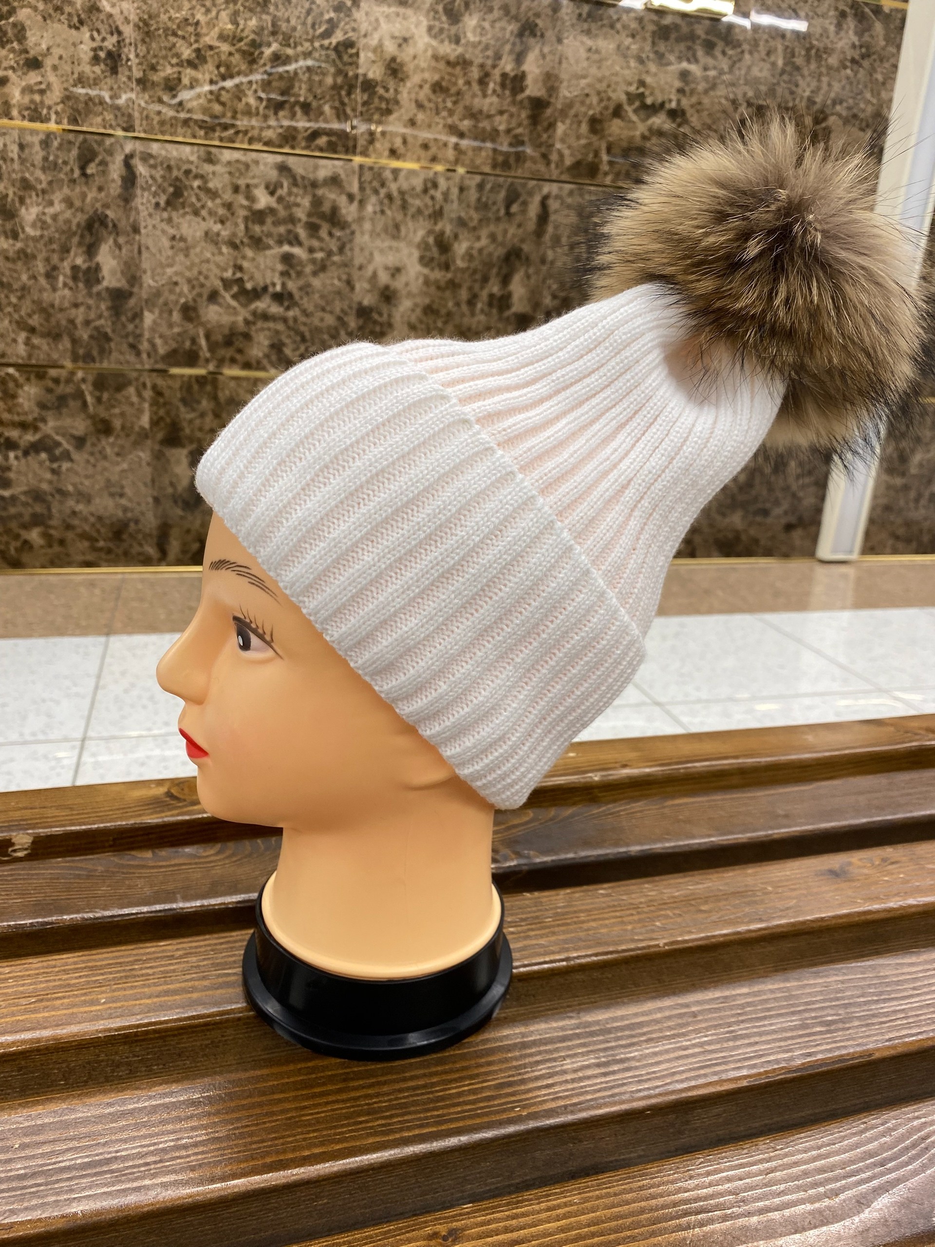 шапка женская с помпоном,шапка с помпонами,шапка с натуральным помпоном,шапка женская,шапка с помпоном из натурального меха