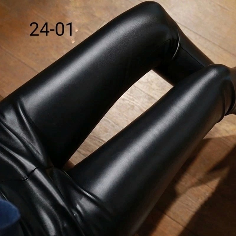 девушка в кожаных леггинсах,девушка в кожаных лосинах,кожаные леггинсы,девушка в леггинсах,в кожаных леггинсах