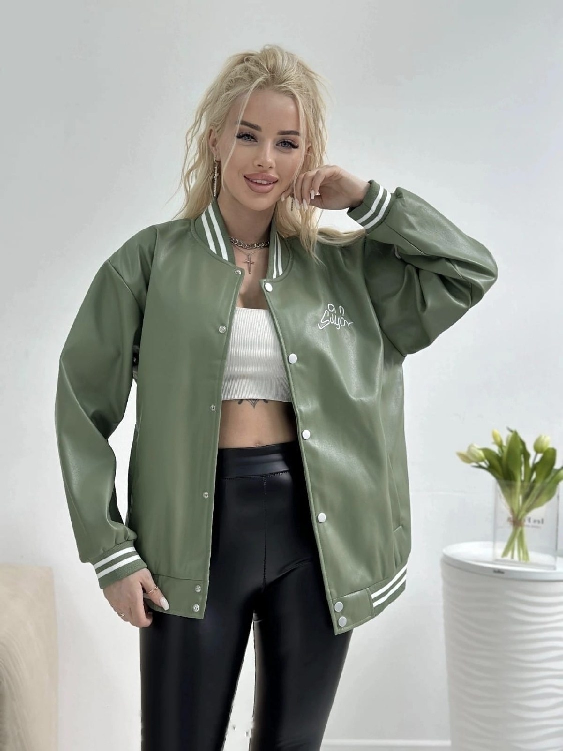 женская куртка из экокожи,куртка из экокожи,бомбер оверсайз экокожа образы,женский бомбер,куртка бомбер женская