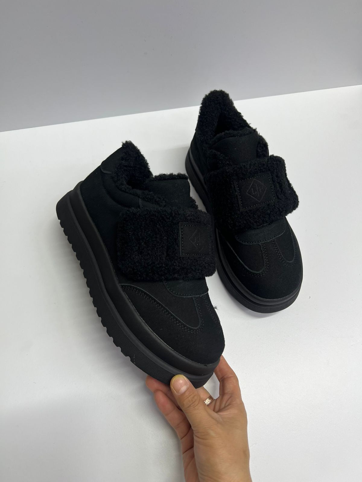 ,зимняя женская ,полуботинки с мехом,зимние женские кроссовки,меховые кроссовки