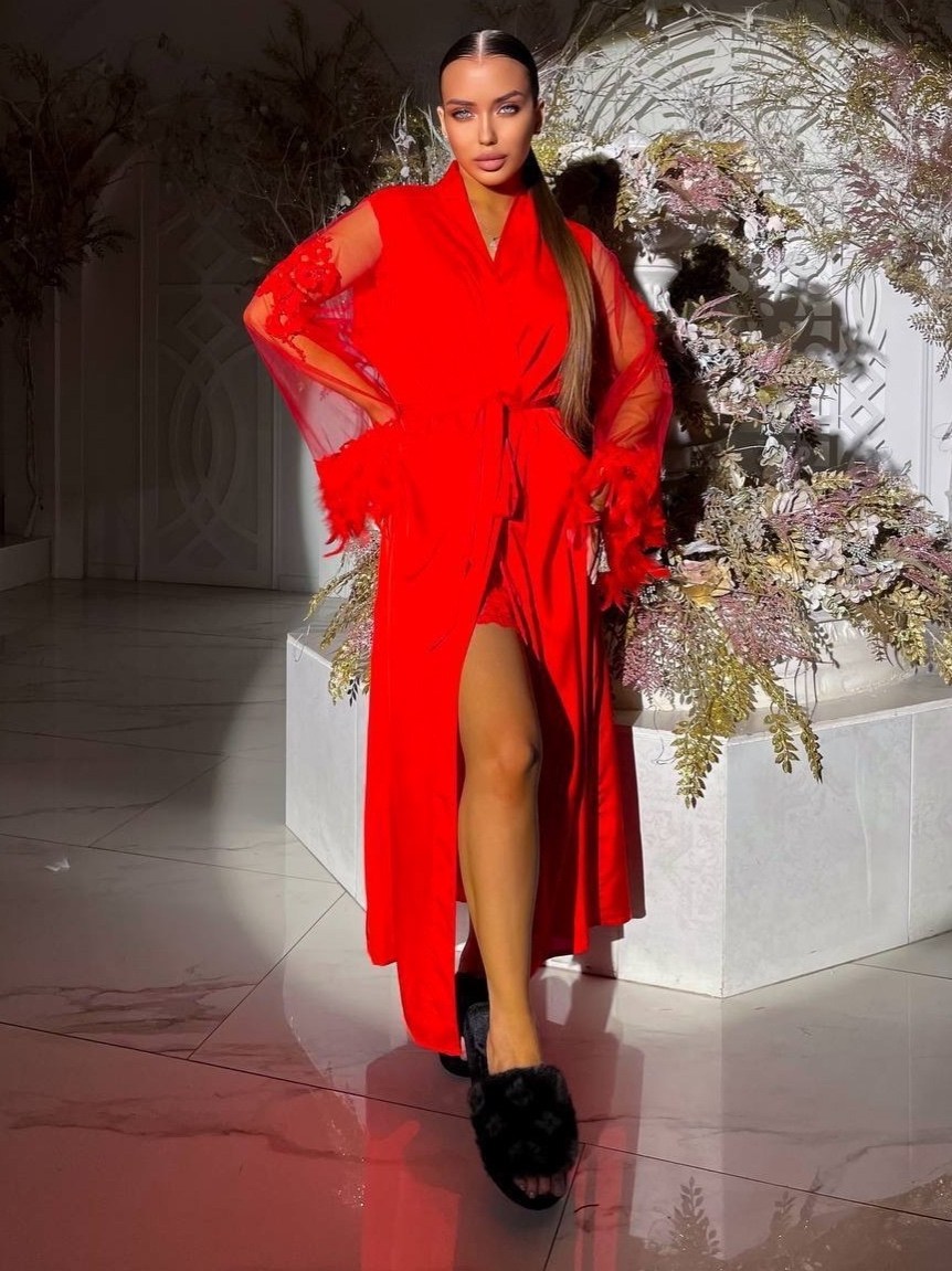 халат с перьями,шелковые халаты,халат с перьями длинный,шелковый длинный халат,шелковый халат с перьями