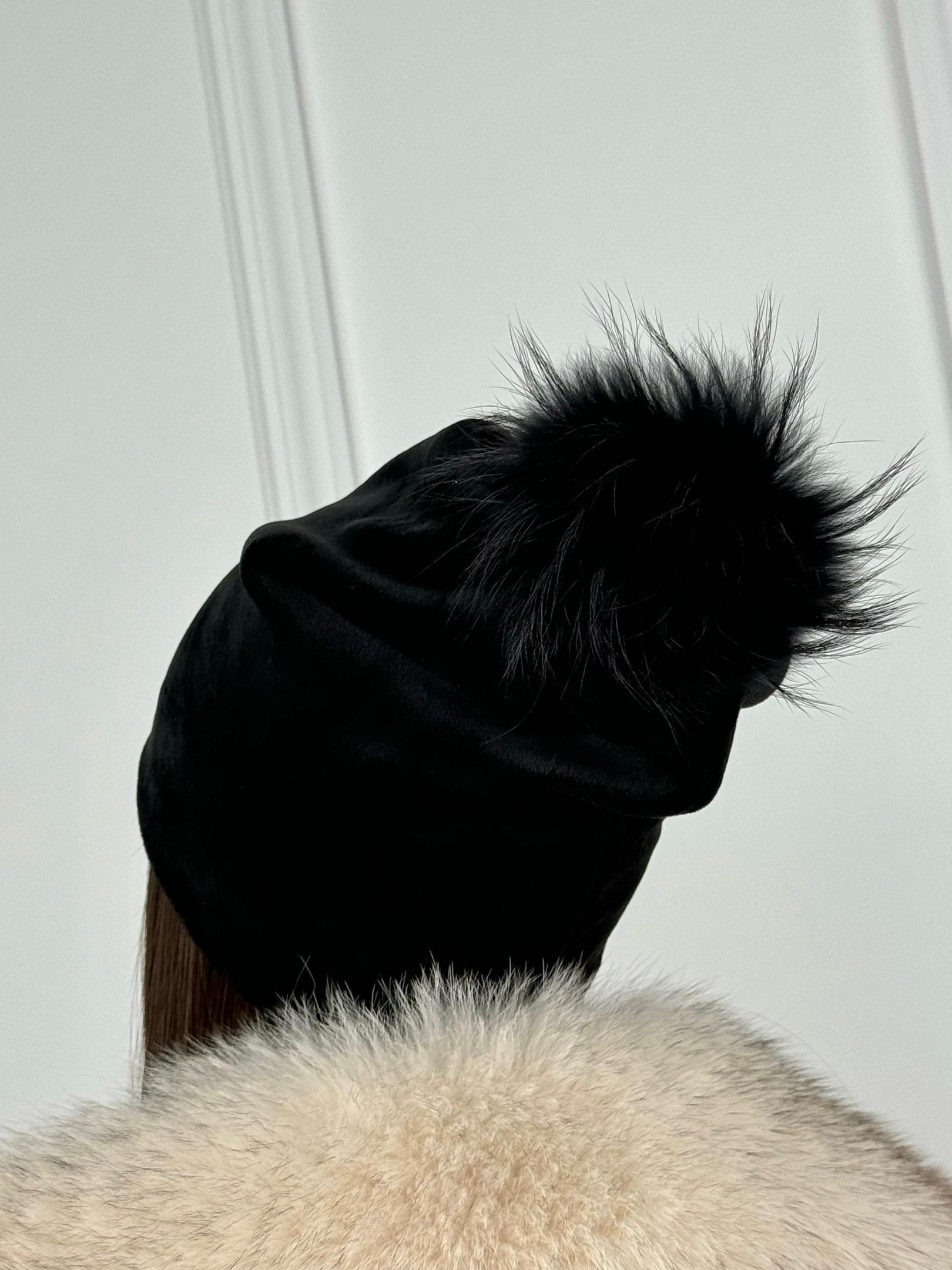 шапка с натуральным помпоном,шапка из велюра с помпоном,женская шапка с помпоном,меховая шапка,шапка женская зимняя