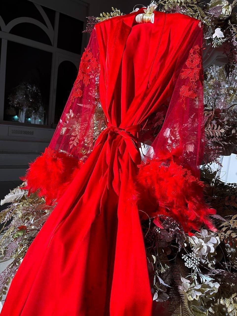 халат с перьями,шелковые халаты,халат с перьями длинный,шелковый длинный халат,шелковый халат с перьями