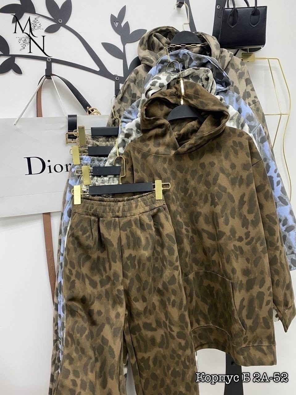 костюмы брючные,костюм модный,трикотажные костюмы,леопардовые костюмы,костюм на флисе