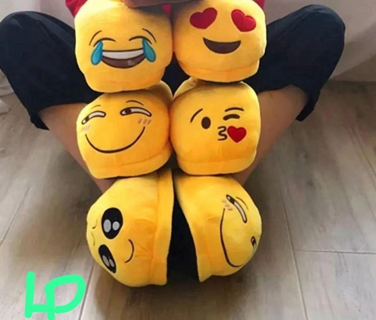 тапочки эмоджи,домашние тапочки,тапки смайлики,плюшевые тапочки,тапочки милые