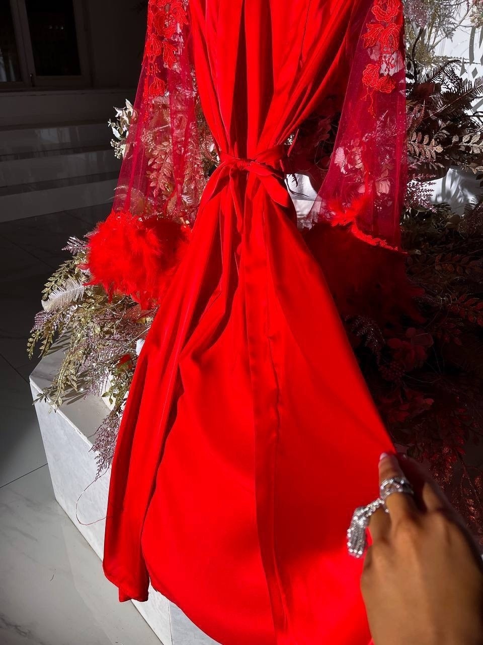 халат с перьями,шелковые халаты,халат с перьями длинный,шелковый длинный халат,шелковый халат с перьями