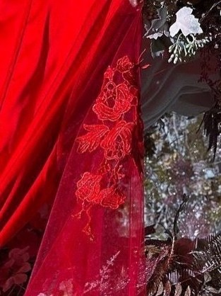 халат с перьями,шелковые халаты,халат с перьями длинный,шелковый длинный халат,шелковый халат с перьями