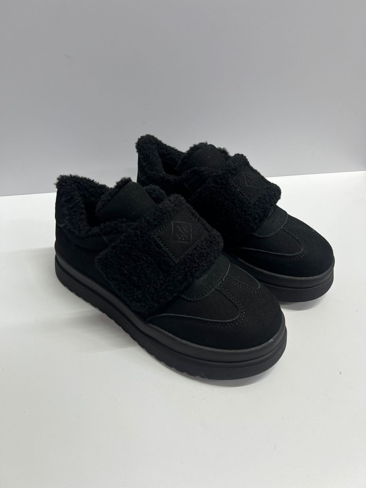 ,зимняя женская ,полуботинки с мехом,зимние женские кроссовки,меховые кроссовки