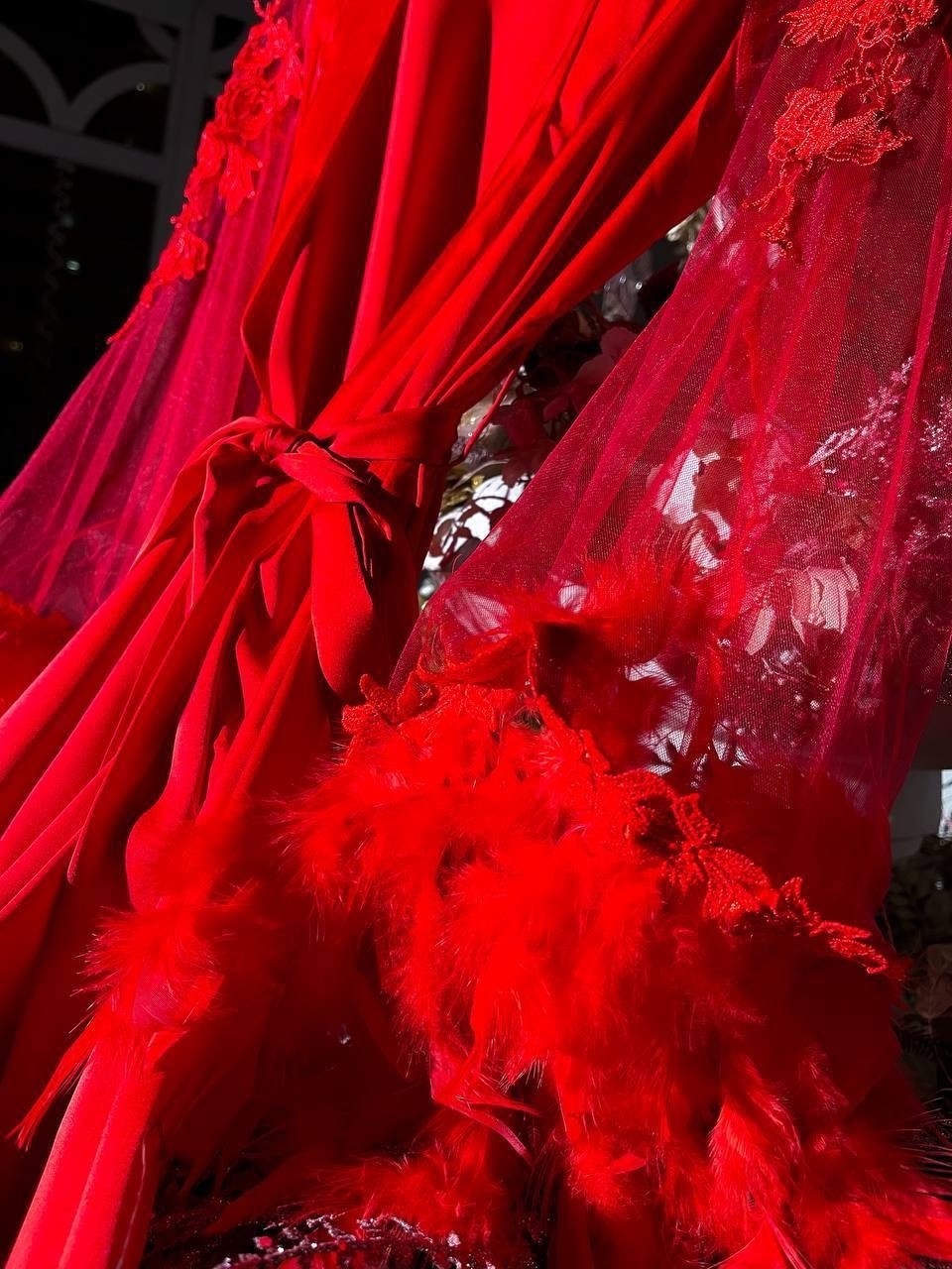 халат с перьями,шелковые халаты,халат с перьями длинный,шелковый длинный халат,шелковый халат с перьями