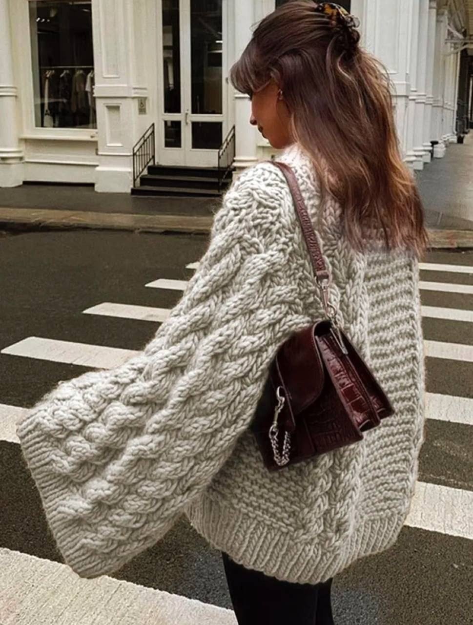 свитер оверсайз удлиненный вязаный,вязаный свитер оверсайз,женский вязаный свитер оверсайз,модные вязаные свитера,женский вязаный свитер