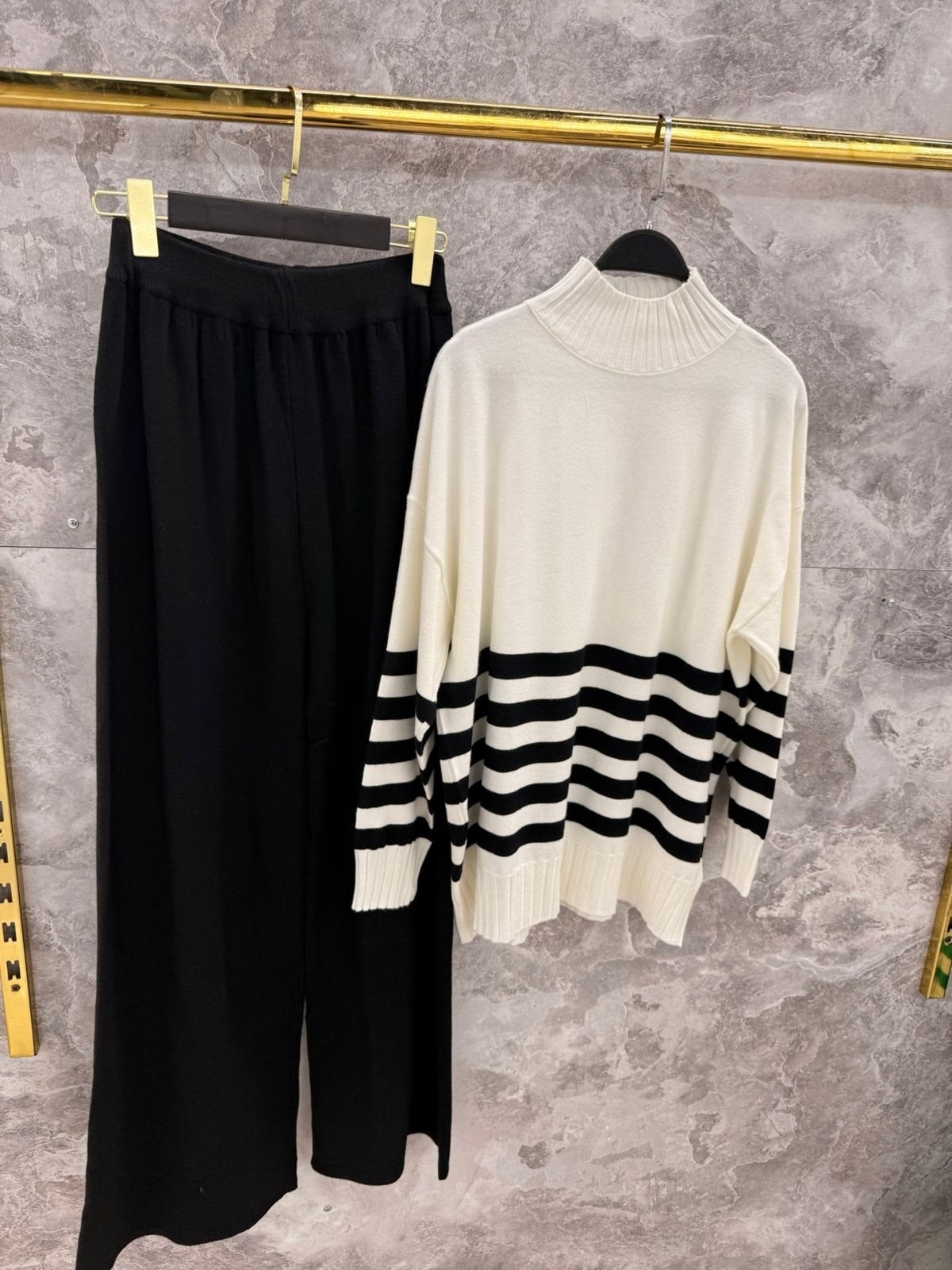 костюмы трикотажные,зеленые брюки палаццо,свитер в полоску,джемпер,джемпер в полоску