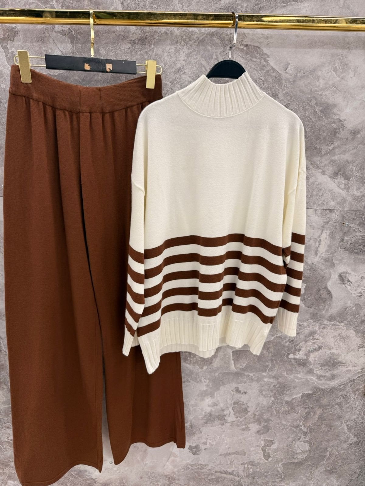 костюмы трикотажные,зеленые брюки палаццо,свитер в полоску,джемпер,джемпер в полоску