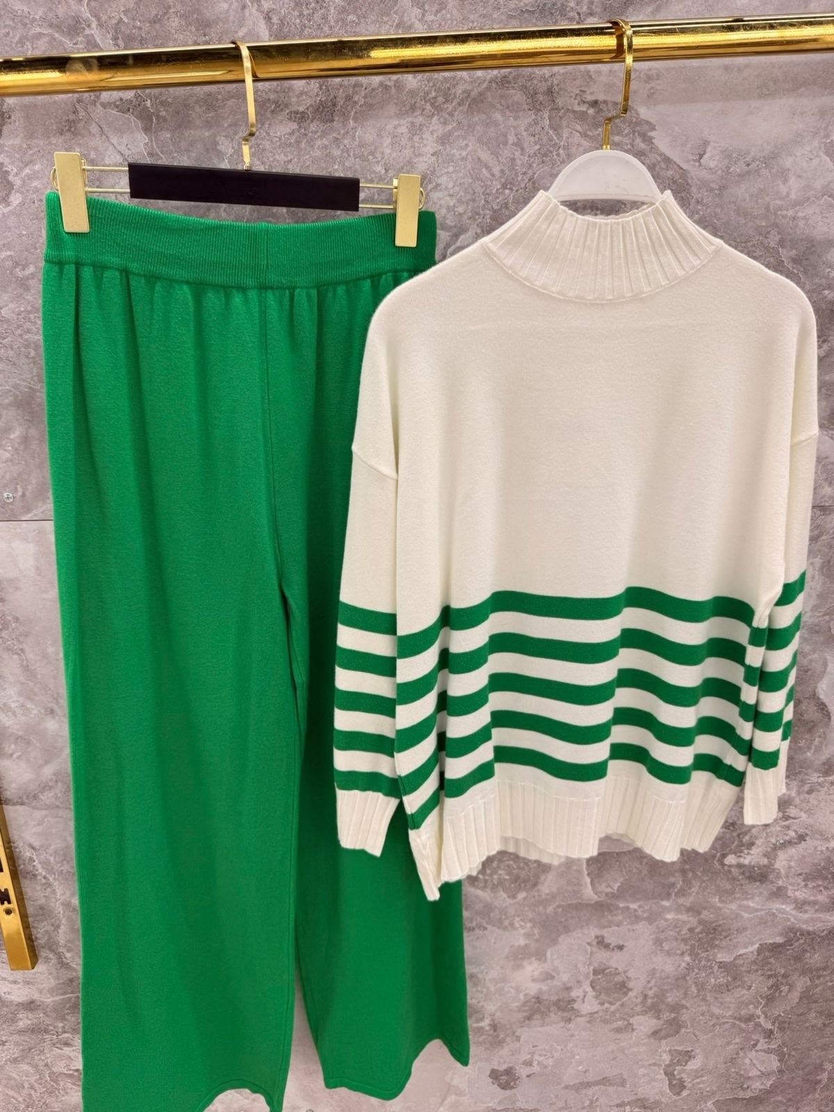 костюмы трикотажные,зеленые брюки палаццо,свитер в полоску,джемпер,джемпер в полоску
