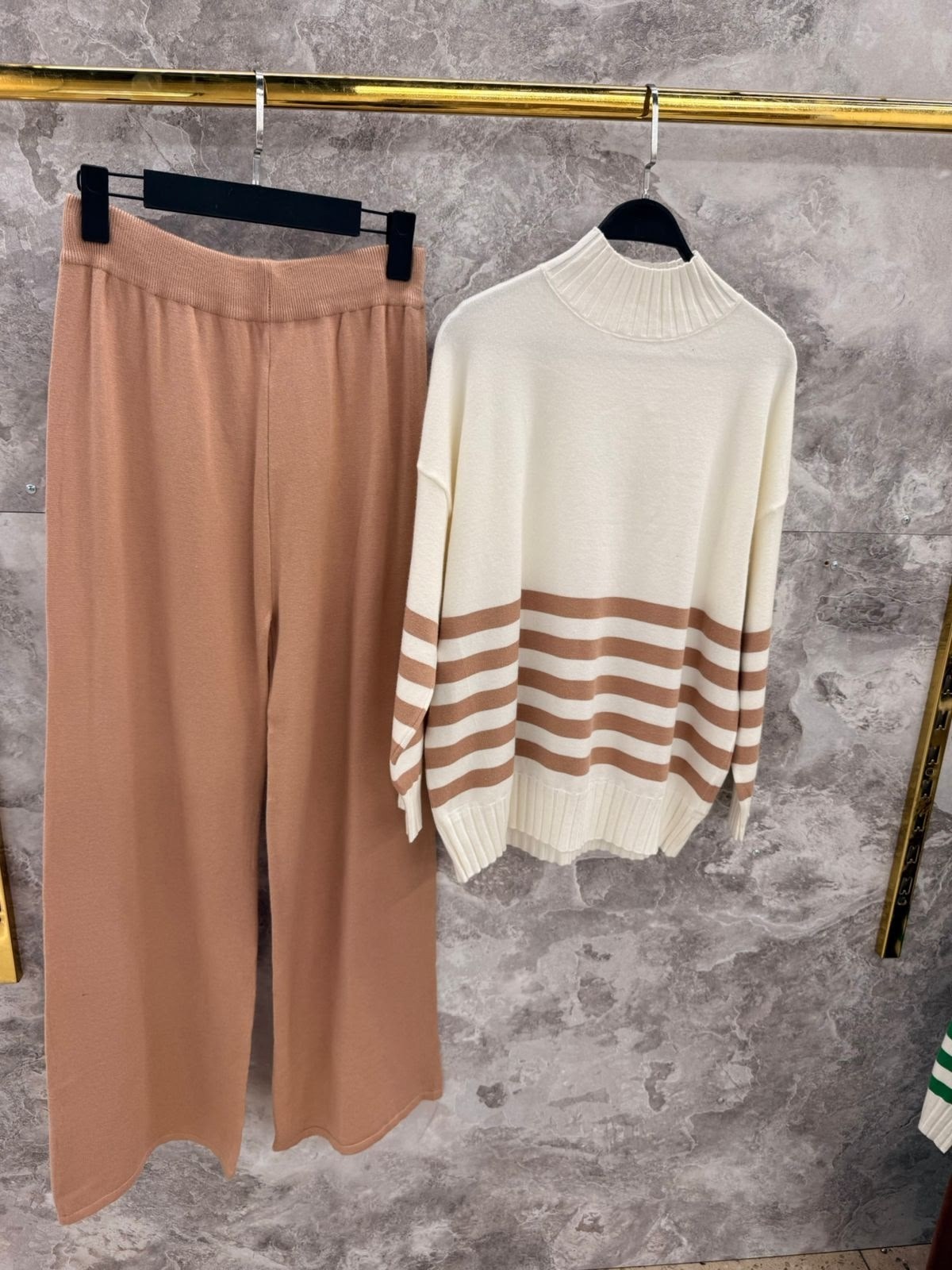 костюмы трикотажные,зеленые брюки палаццо,свитер в полоску,джемпер,джемпер в полоску