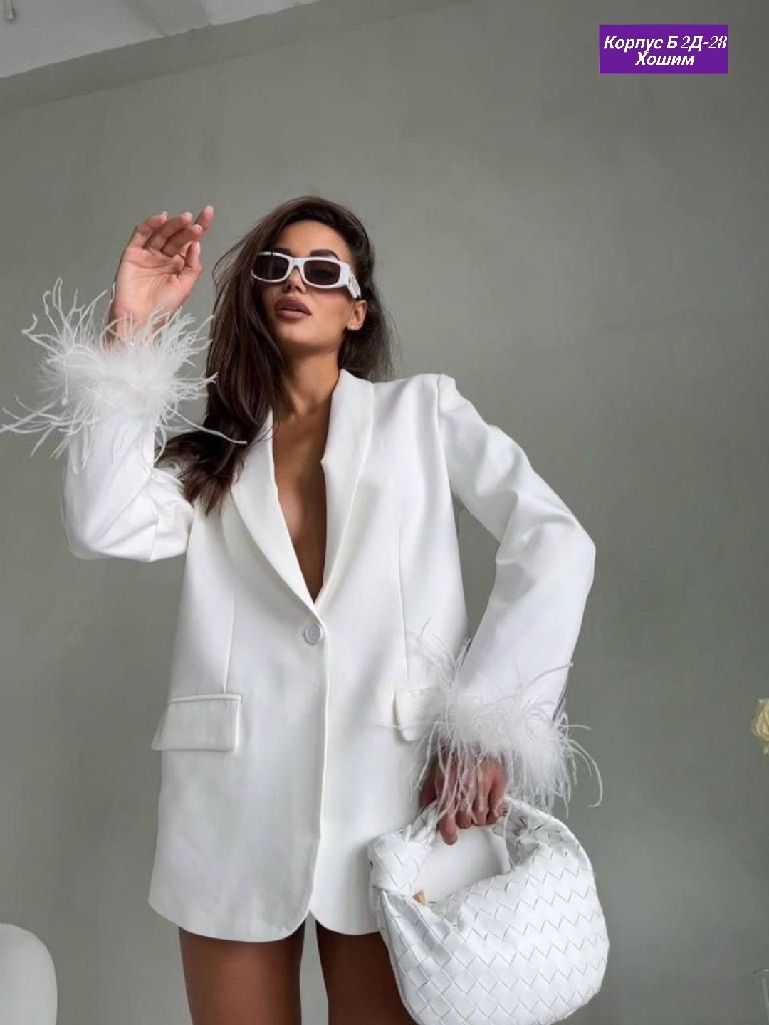 пиджак женский с перьями,пиджак с перьями,удлиненный пиджак с перьями,пиджак белый женский,пиджак с перьями на рукавах