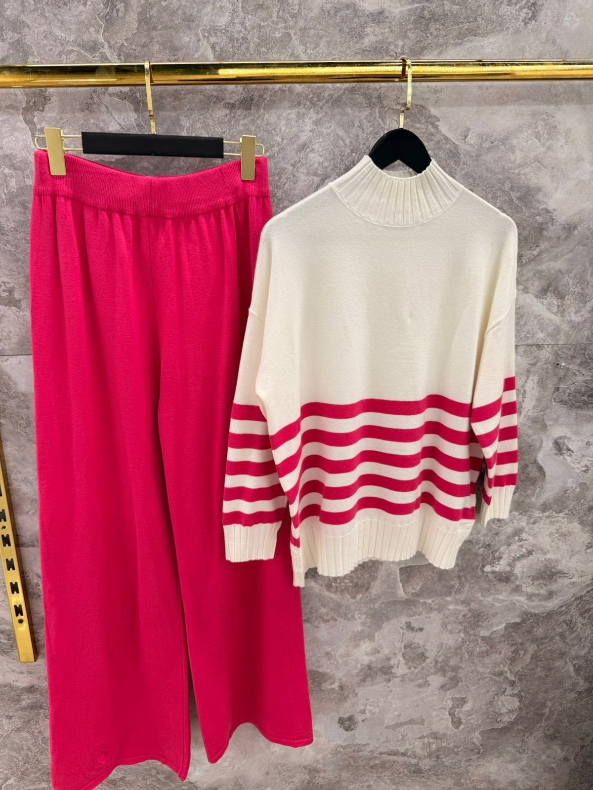 костюмы трикотажные,зеленые брюки палаццо,свитер в полоску,джемпер,джемпер в полоску