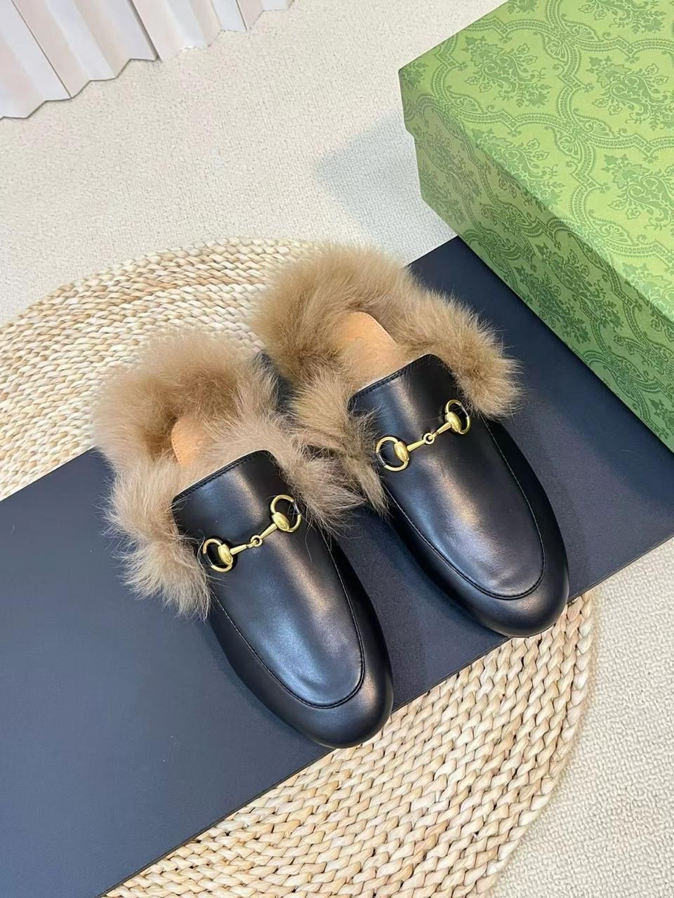 лоферы гуччи женские с мехом,лоферы гуччи с мехом,меховые лоферы гуччи,тапки гуччи с мехом,брендовая