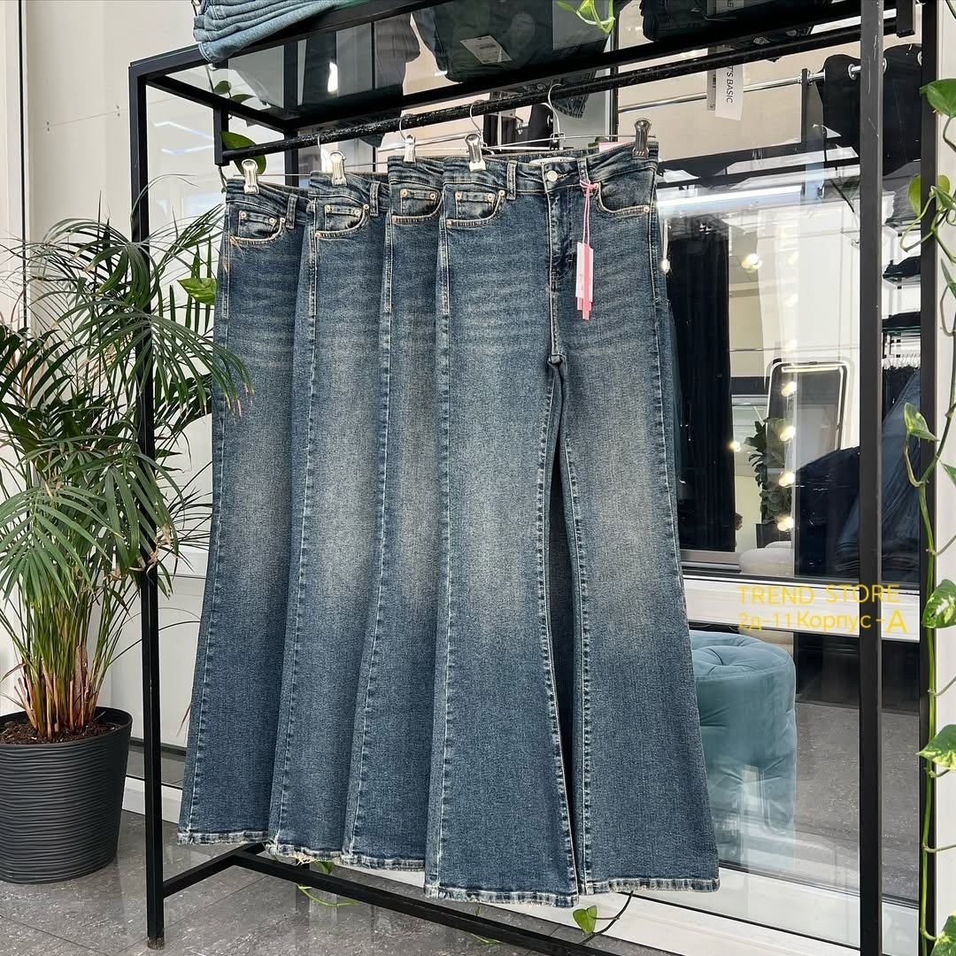 женские джинсы клеш,джинсы женские,стильные джинсы,джинсы клеш от колена с высокой посадкой,джинсы джинсы