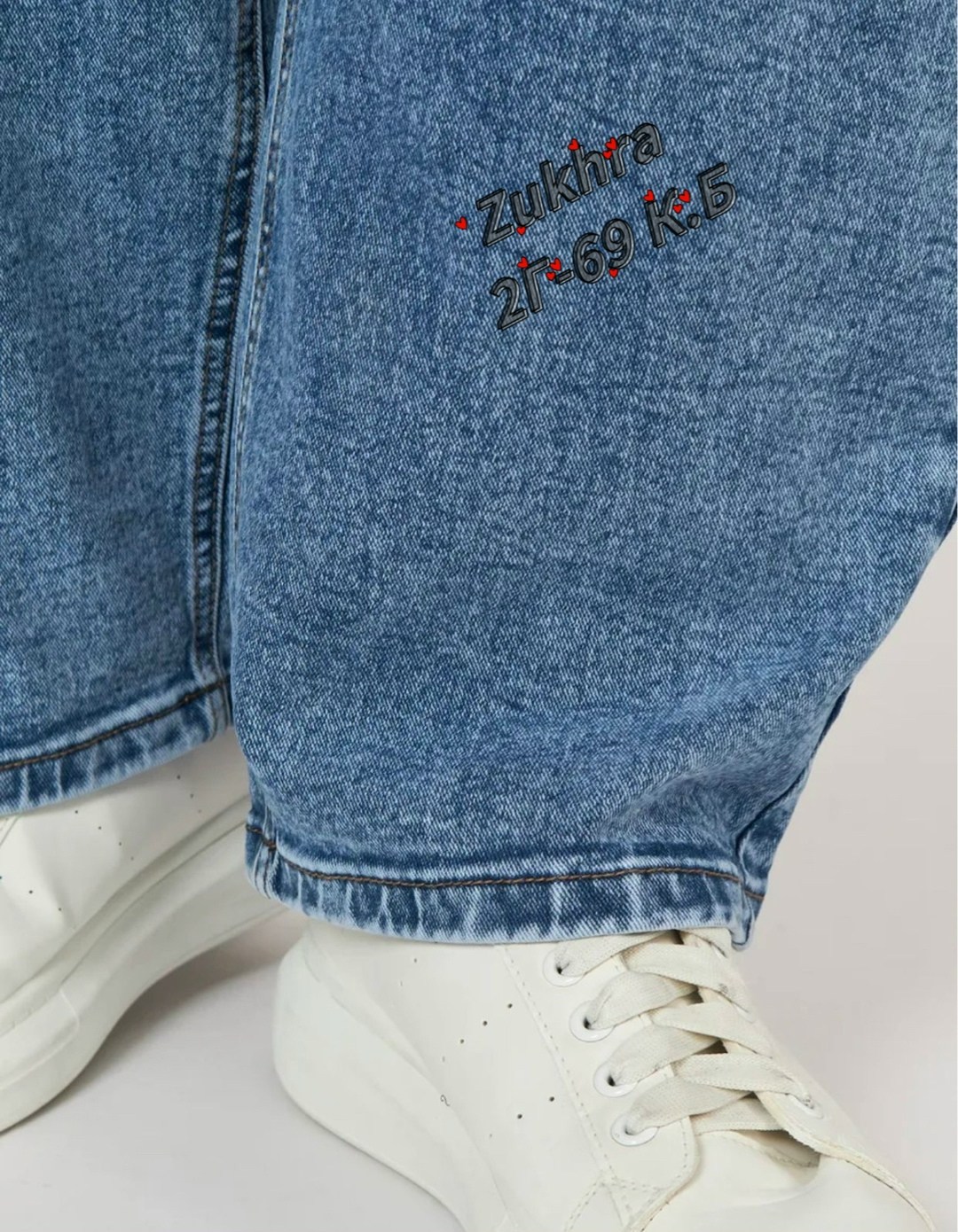 джинсы широкие,голубые джинсы,мужские джинсы,джинсы свободного кроя,джинсы с принтом